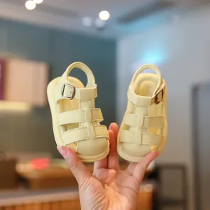 Lichtgele peutersandalen met een zachte antislipzool en een beschermende gesloten neus