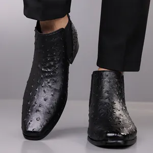 Vue détaillée des bottines Chelsea noires pour hommes en cuir d'autruche à bout carré