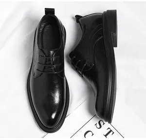Detailansicht der schwarzen Leder-Business-Schuhe mit dicken Sohlen und Schnürdesign