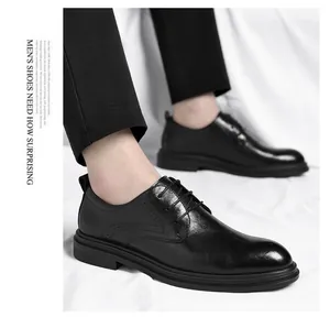 Nahaufnahme von schwarzen Business-Herrenschuhen aus Leder mit Brogue-Verzierung und Schnürung.
