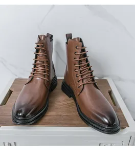 Vue détaillée de bottines en cuir marron pour hommes avec texture grainée et lacets.