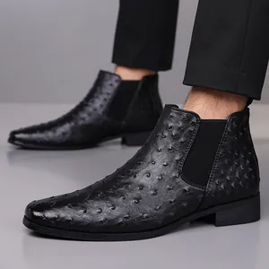 Vue détaillée de bottines Chelsea pour hommes avec motif autruche noir et bout carré