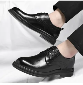 Nahaufnahme von polierten schwarzen Business-Lederschuhen für Herren mit elegantem Schnürdesign