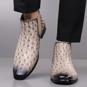 Gros plan sur des bottines Chelsea pour hommes avec motif autruche et bout carré dégradé.