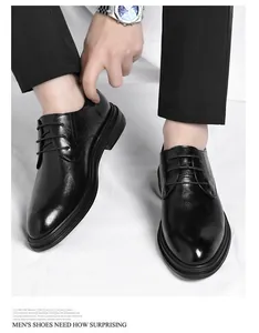 Detailansicht klassischer schwarzer Business-Herrenschuhe aus Leder beim Tragen