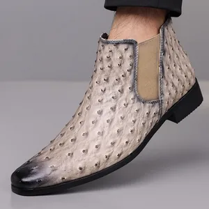 Gros plan sur des bottines Chelsea pour hommes avec texture autruche et bout carré.