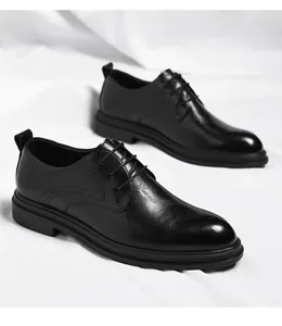 Detailansicht der klassischen schwarzen Herren-Business-Lederschuhe mit Brogue-Muster.