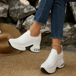 Lässige weiße Fly-Knit Slip-On Sneaker mit bequemer Plateau-Keilsohle für Damen