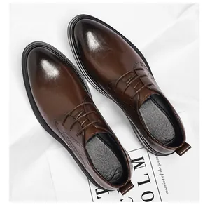 Draufsicht auf klassische braune Leder-Business-Schuhe für Herren mit Schnürung