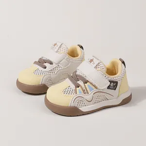 Ademende mesh babyschoentjes met klittenbandsluiting in de kleuren geel en wit tint