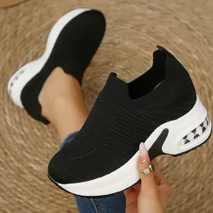 Bequeme schwarze Fly-Knit Slipper-Plateau-Sneaker für Damen mit modischem Luftkissen