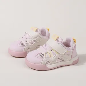Comfortabele roze en witte ademende mesh babyloopschoenen met stevige klittenband.