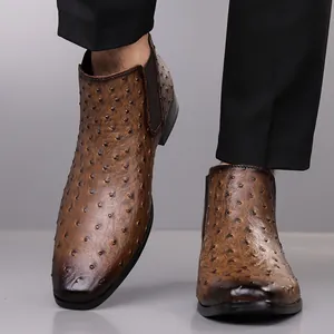 Vue détaillée de bottines Chelsea en cuir marron à motif autruche et bout carré