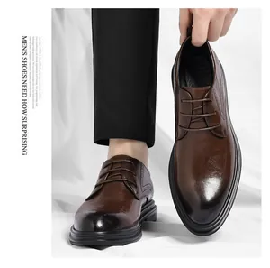 Detaillierte Nahaufnahme brauner Herren-Business-Schuhe aus Leder mit elegantem Farbverlauf