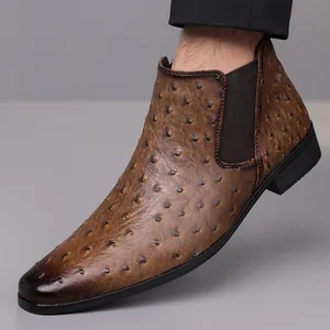 Gros plan de bottines Chelsea marron pour hommes avec texture autruche et bout carré.