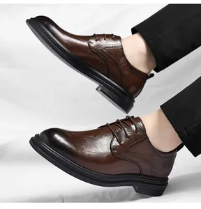 Seitenansicht eleganter brauner Herren-Derby-Schuhe mit feinen Brogue-Details und Sohle.