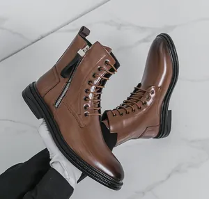 Vue latérale de bottines en cuir marron pour hommes avec fermeture éclair latérale