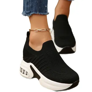 Schwarze Fly-Knit Slip-On-Sneaker mit weißer Keilsohle für bequeme Damenfreizeit