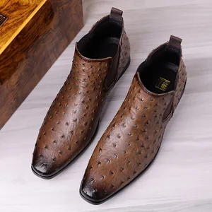 Détail de bottines Chelsea pour hommes marron à texture d'autruche avec bout carré.