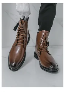 Vue détaillée de bottes en cuir marron pour hommes avec texture grain de bois unique