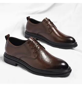 Detailansicht brauner Leder-Herrenschuhe mit Brogue-Verzierungen und erhöhter Sohle.