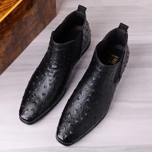 Vue détaillée de bottines Chelsea noires pour hommes avec texture autruche et bout carré