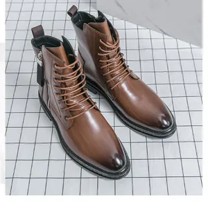 Vue détaillée des bottines en cuir marron pour hommes avec grain de bois et fermeture