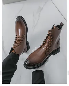 Vue détaillée de bottines en cuir marron pour homme avec texture grain de bois