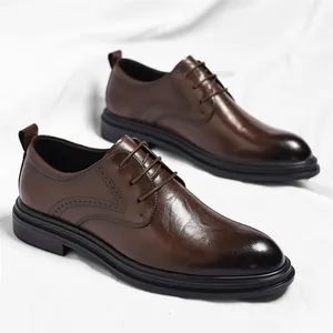 Klassische braune Herren-Business-Schuhe aus Leder mit eleganten Brogue-Details