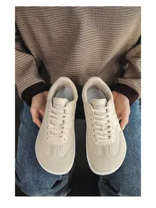 Draufsicht auf beige Barfuß-Sneaker mit breiter Zehenbox und atmungsaktivem Mesh-Gewebe