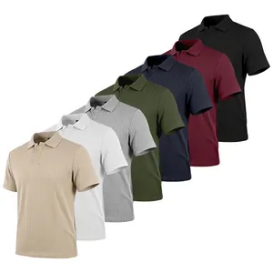 Nahaufnahme von strukturiertem Strick bei Herren-Poloshirts in sieben verschiedenen Farben