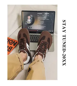 First-Person-Ansicht von braunen Barfußschuhen mit breiter Zehenbox in Lifestyle-Umgebung