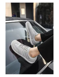 Detail-Lifestyle-Aufnahme von grauen Barfuß-Sneakern für Herren mit breiter Zehenbox.