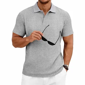 Detailansicht graues Herren-Strick-Poloshirt mit Kurzarm und strukturierter Oberfläche