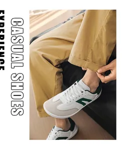 Detailansicht weißer Barfuß-Sneaker mit breiter Zehenbox und grünen Streifen