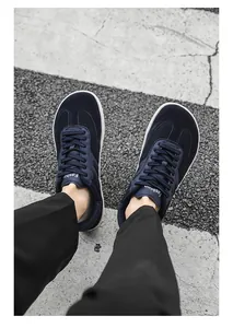 Herren Barfußschuhe in Blau mit breiter Zehenbox auf Zebrastreifen-Hintergrund.
