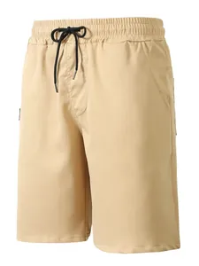 Détail de short de plage tissé kaki pour homme avec taille élastique et cordon noir