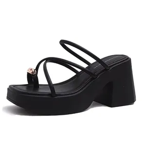 Sandali neri con tacco alto largo, suola platform e cinturino decorativo in metallo dorato
