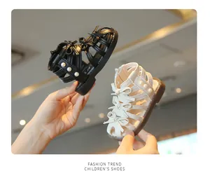 Detailansicht stilvoller Römersandalen für Kleinkinder mit Schleife und Perlen.