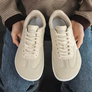 Leichte beige Barfußschuhe mit breiter Zehenbox aus atmungsaktivem Mesh und Wildleder