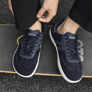Dunkelblaue Barfußschuhe mit breitem Zehenbereich und atmungsaktivem Mesh auf Skateboard