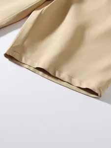 Gros plan montrant la texture du tissu et la couture de l'ourlet du short de plage kaki