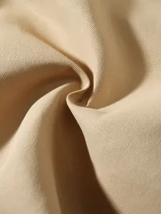Gros plan montrant la texture du tissu tissé de haute qualité du short de plage beige