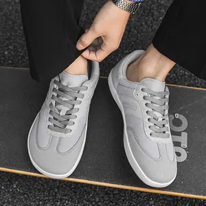 Graue Barfußschuhe mit breiter Zehenbox und atmungsaktivem Mesh für Sport und Alltag.