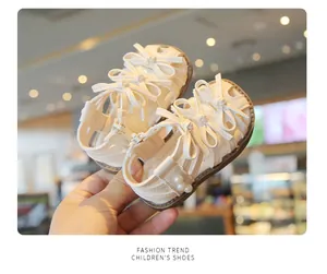 Elegante cremefarbene Römersandalen für Mädchen mit Schleifen und Perlenverzierung