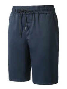 Détail frontal du short tissé bleu marine avec une taille élastique et un cordon.