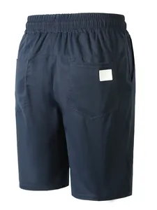 Détail du short de plage homme bleu marine montrant poches arrière et taille élastique