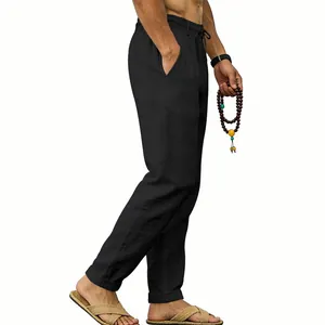 Detail Seitenansicht der schwarzen Leinenhose für Herren mit Kordelzug und Seitentaschen