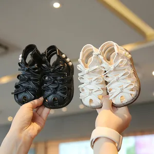 Elegante römische Sandalen für Kleinkinder mit dekorativen Schleifen und Perlen