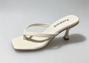 Detailansicht der eleganten cremefarbenen High-Heel-Zehentrenner mit Karree-Spitze